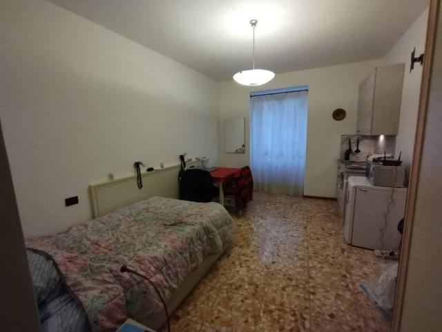 Stanza singola via Vigevano 2, Roma