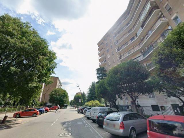 Stanza singola arredata con balcone
