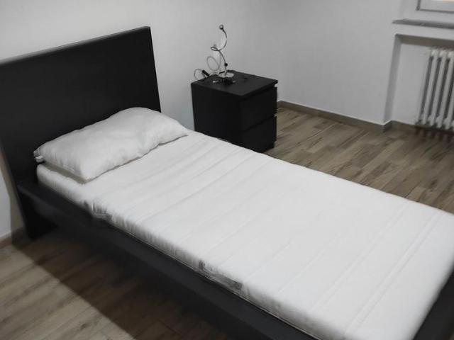 Stanza singola con cucina e bagno in comune