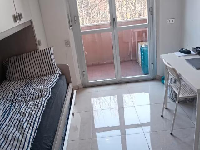 Stanza singola con balcone privato 380 euro