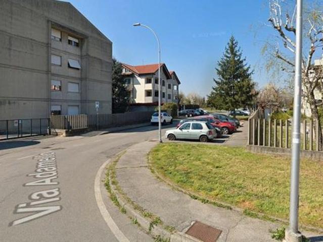 Stanza singola con posto auto a Vedano al Lambro