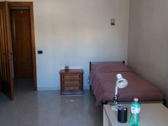 Stanza singola con posto letto singolo per Studentesse e Lavoratrici