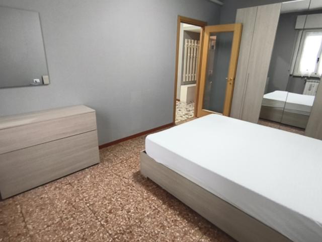 Stanza singola in appartamento con 2 camere da letto