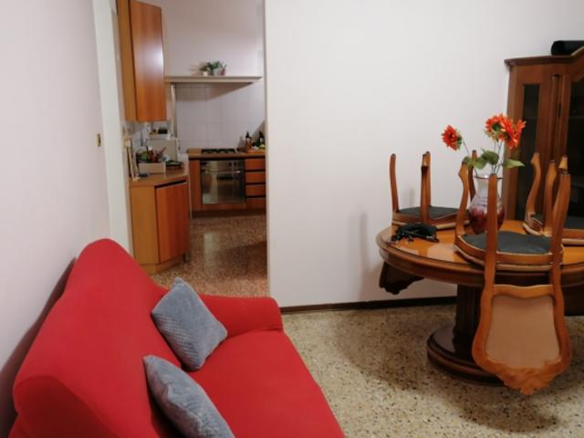 Stanza singola in appartamento con 2 camere da letto