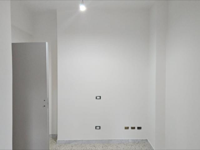 Stanza singola in appartamento con 3 camere da letto