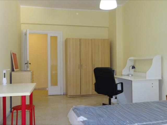 Stanza singola in appartamento con 3 camere da letto