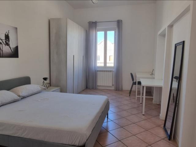 Stanza singola in appartamento con 3 camere da letto