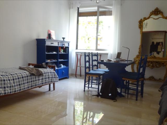 Stanza singola in appartamento con 3 camere da letto