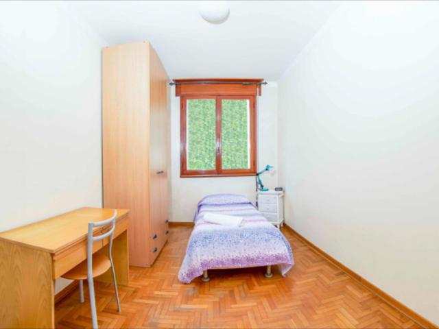 Stanza singola in appartamento con 3 camere da letto