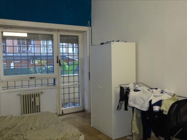 Stanza singola in appartamento con 3 camere da letto