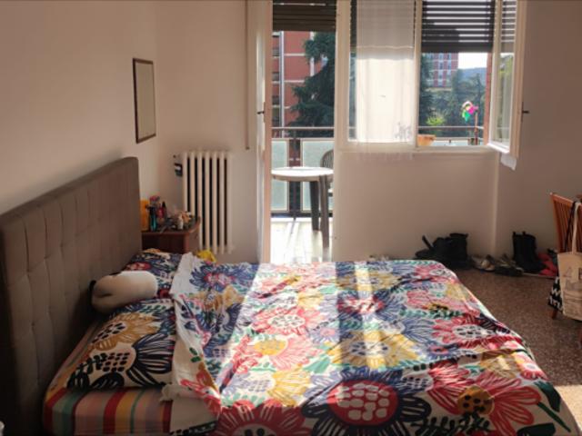 Stanza singola in appartamento con 3 camere da letto