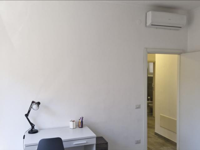 Stanza singola in appartamento con 3 camere da letto
