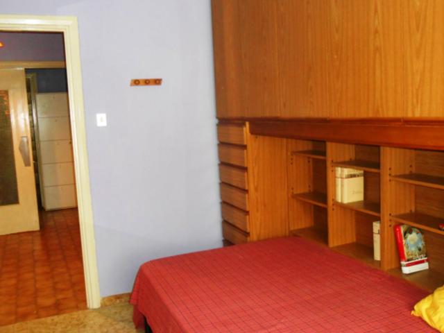 Stanza singola in appartamento con 3 camere da letto