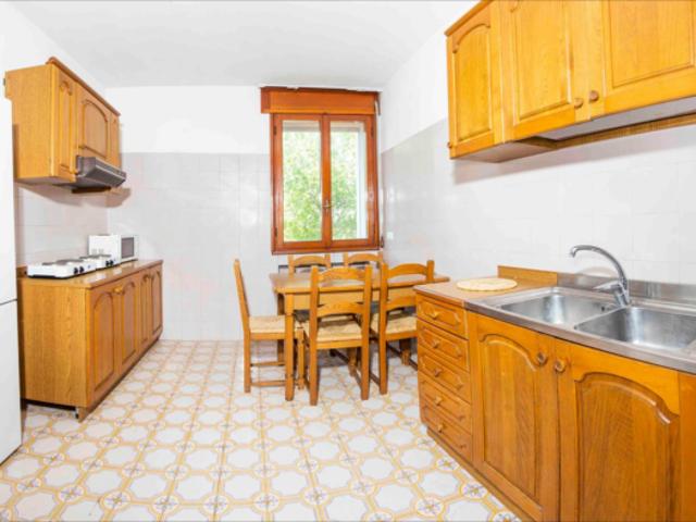 Stanza singola in appartamento con 3 camere da letto