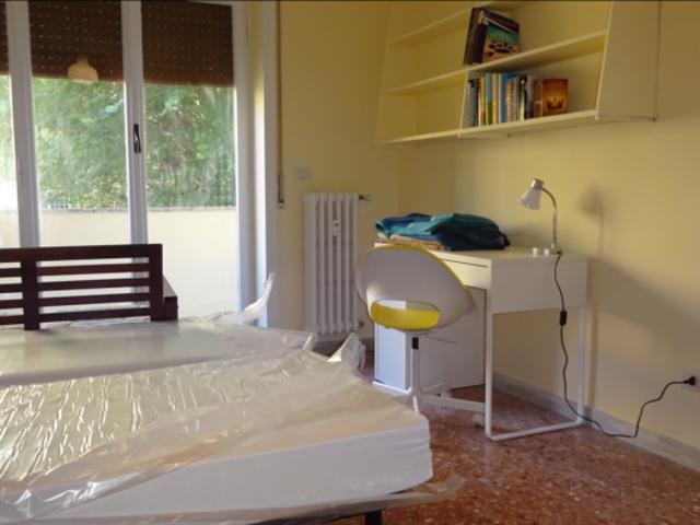 Stanza singola in appartamento con 3 camere da letto
