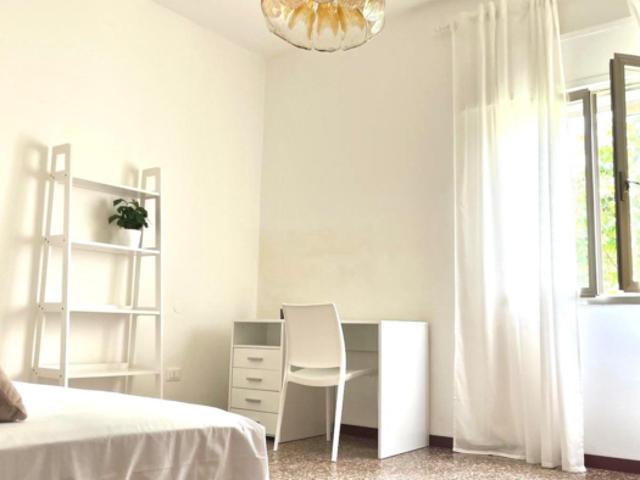 Stanza singola in appartamento con 3 camere da letto
