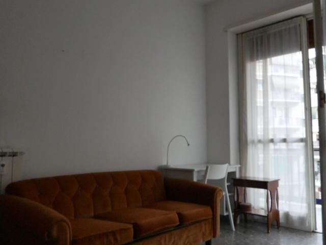 Stanza singola in appartamento con 3 camere da letto