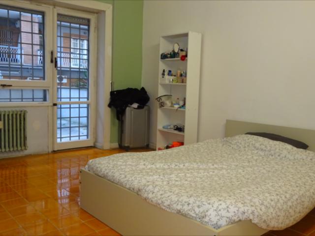 Stanza singola in appartamento con 3 camere da letto