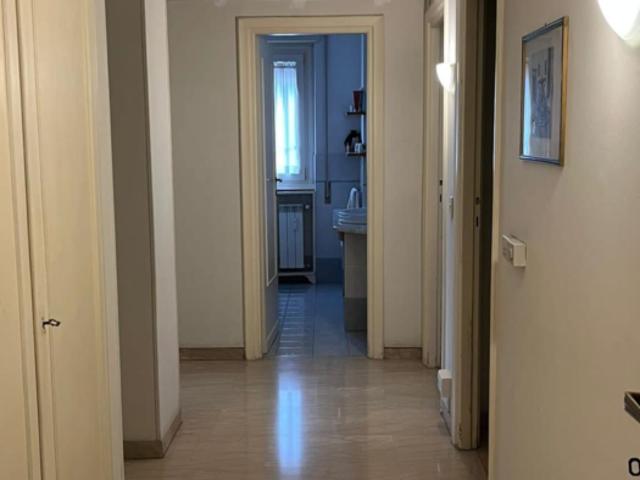 Stanza singola in appartamento con 3 camere da letto