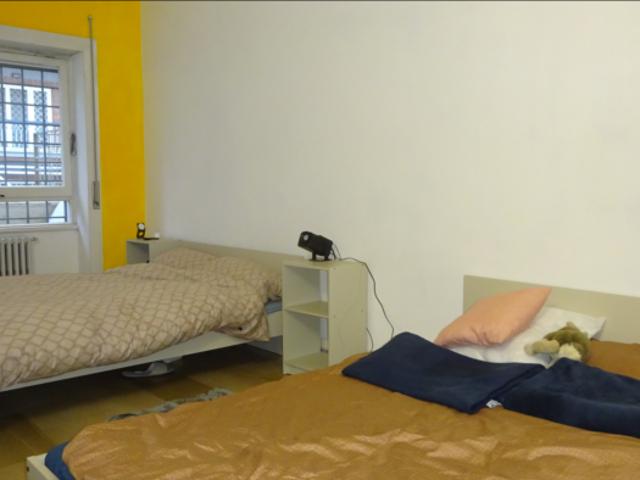 Stanza singola in appartamento con 3 camere da letto