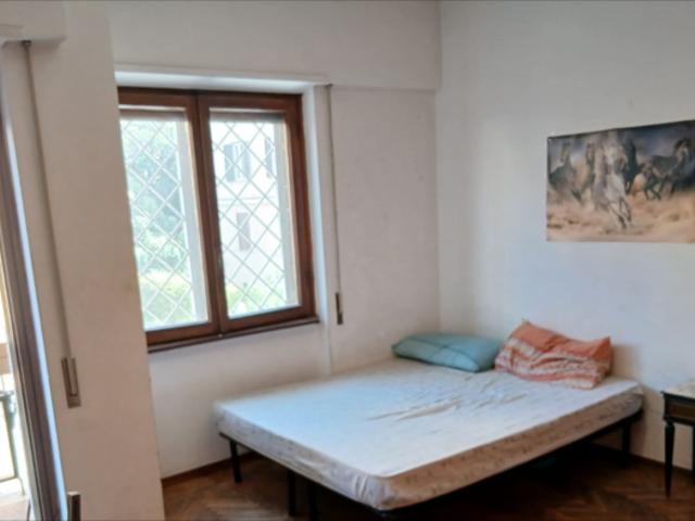 Stanza singola in appartamento con 3 camere da letto