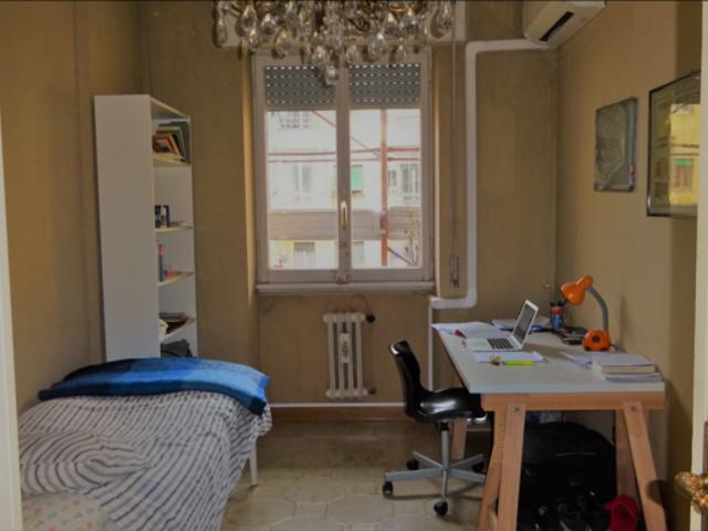 Stanza singola in appartamento con 3 camere da letto