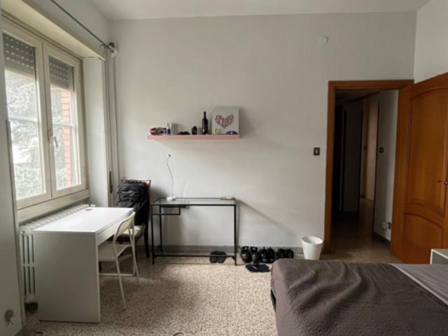 Stanza singola in appartamento con 3 camere da letto