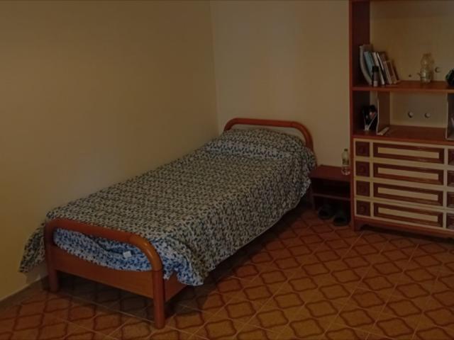 Stanza singola in appartamento con 3 camere da letto