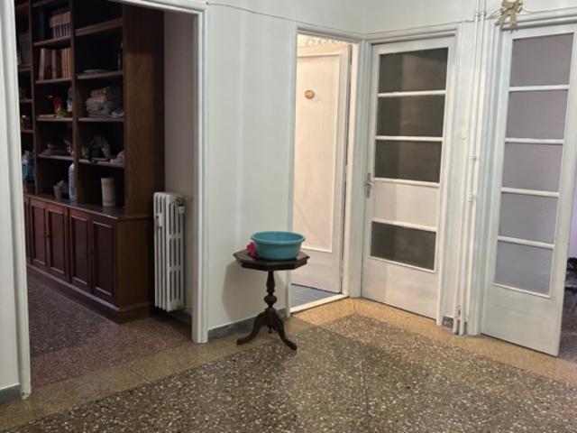 Stanza singola in appartamento con 3 camere da letto