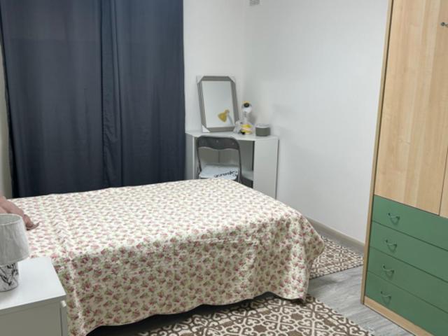 Stanza singola in appartamento con 3 camere da letto
