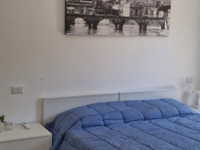 Stanza singola in appartamento con 3 camere da letto