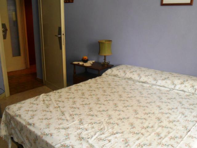 Stanza singola in appartamento con 3 camere da letto