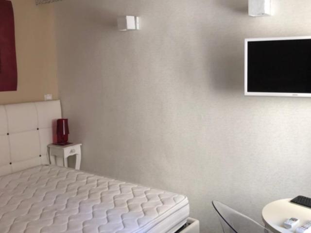 Stanza singola in appartamento con 4 camere da letto