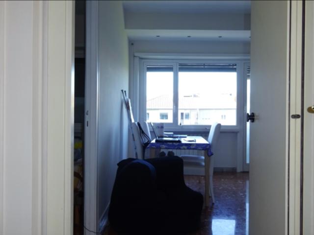 Stanza singola in appartamento con 4 camere da letto