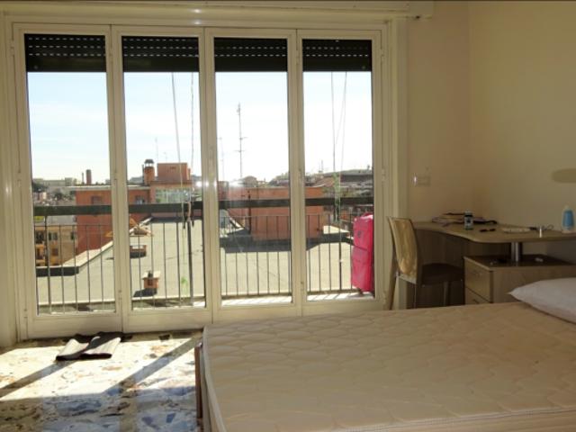 Stanza singola in appartamento con 4 camere da letto