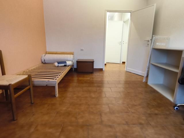 Stanza singola in appartamento con 4 camere da letto