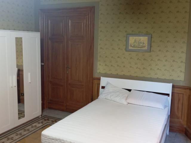 Stanza singola in appartamento con 4 camere da letto