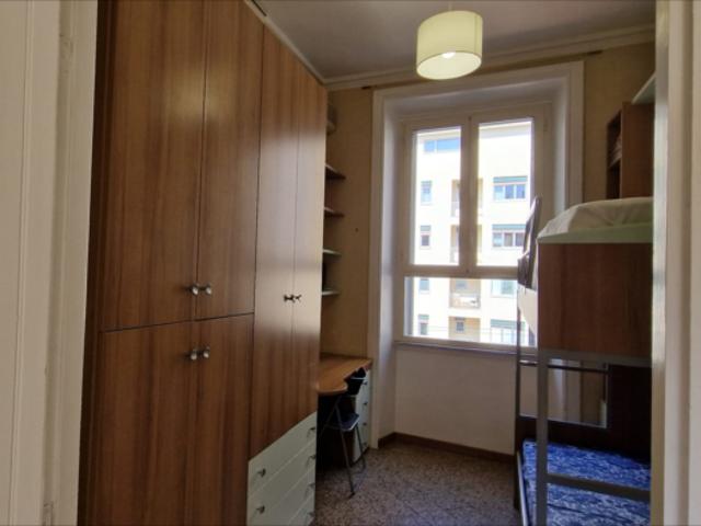 Stanza singola in appartamento con 4 camere da letto