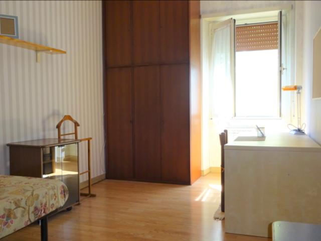 Stanza singola in appartamento con 3 camere da letto