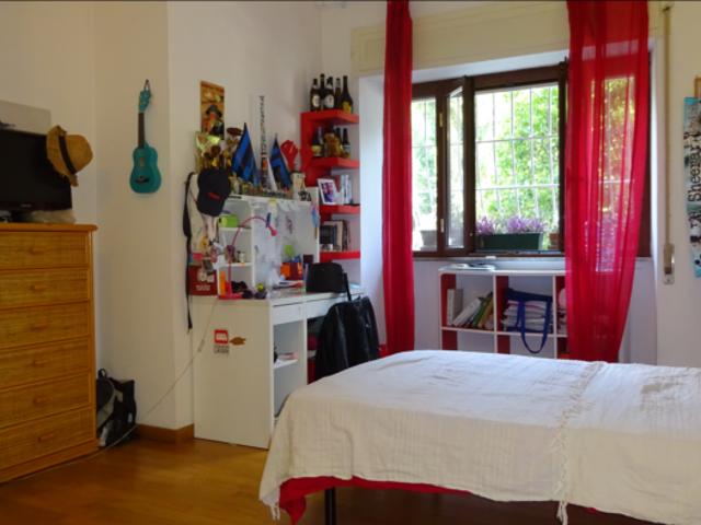 Stanza singola in appartamento con 4 camere da letto