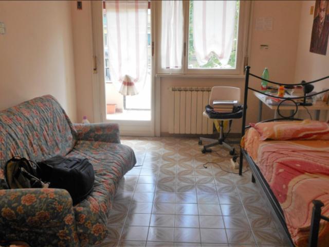 Stanza singola in appartamento con 4 camere da letto