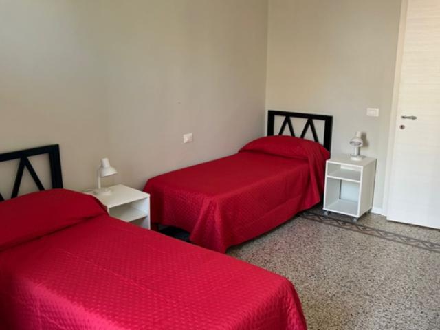 Stanza singola in appartamento con 4 camere da letto