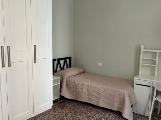 Stanza singola in appartamento con 4 camere da letto