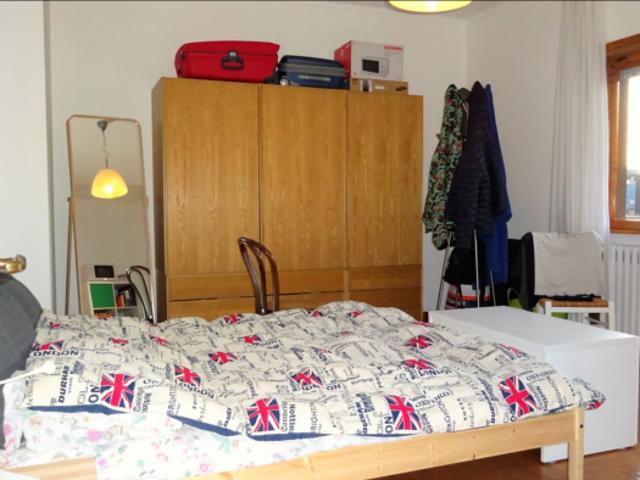 Stanza singola in appartamento con 4 camere da letto