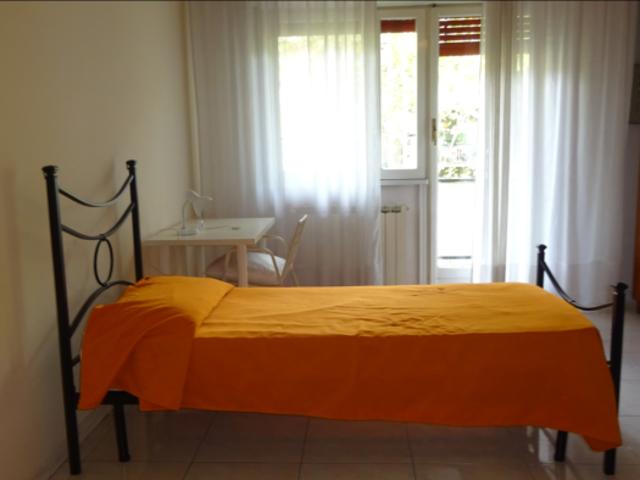 Stanza singola in appartamento con 4 camere da letto