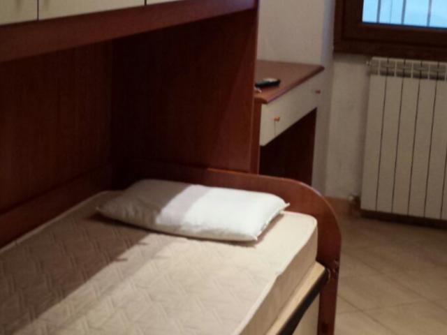 Stanza singola in appartamento con 5 camere da letto
