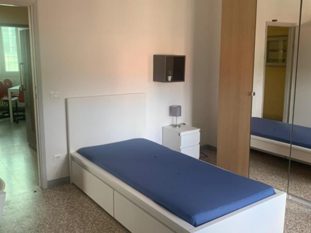 Stanza singola in appartamento con 5 camere da letto