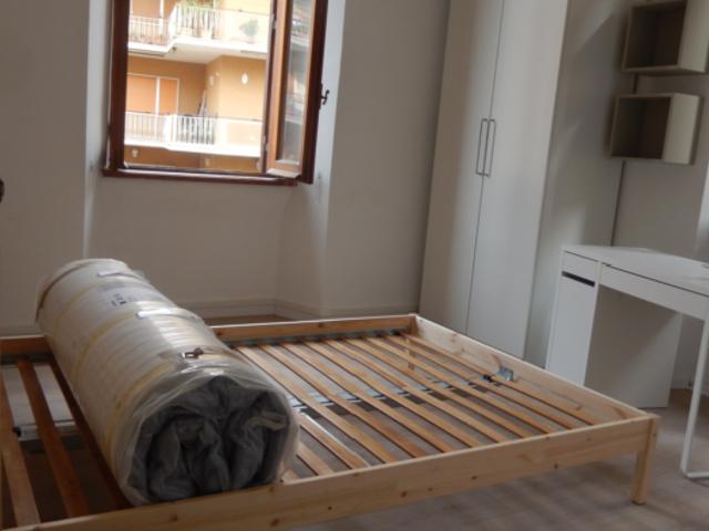 Stanza singola in appartamento con 6 camere da letto