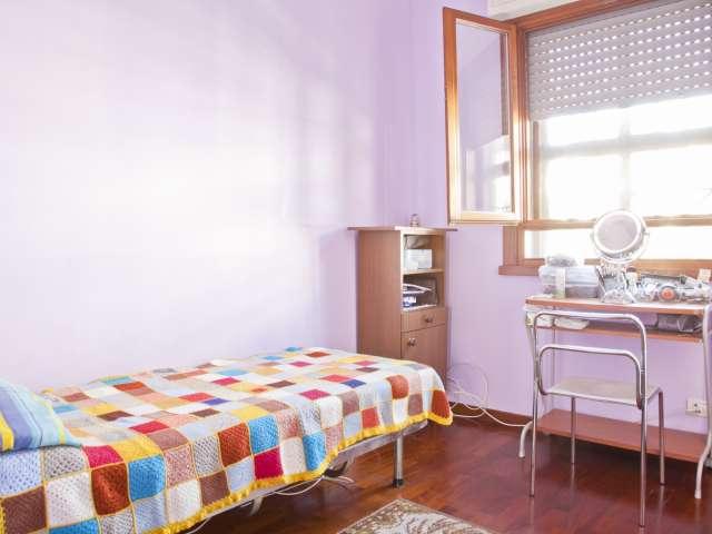 Stanza singola in casa con 3 camere da letto a Torre Gaia, Roma