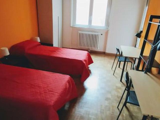 Stanza singola/doppia in ampio appartamento